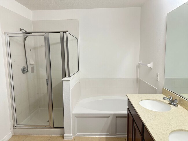 Building Photo - 477 Kestrel Dr