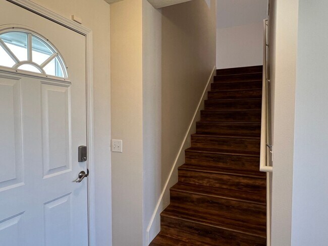 Building Photo - 3 Bed / 2 Bath Springfield Address, Republic Schools