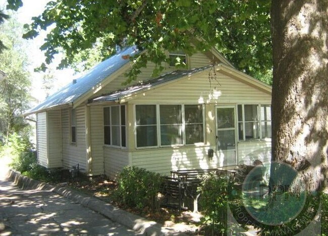 Building Photo - Beautiful 3 Bedroom / 1 Bath Home!