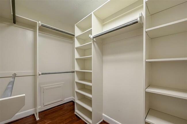 Building Photo - 10118 Briar Forest Dr