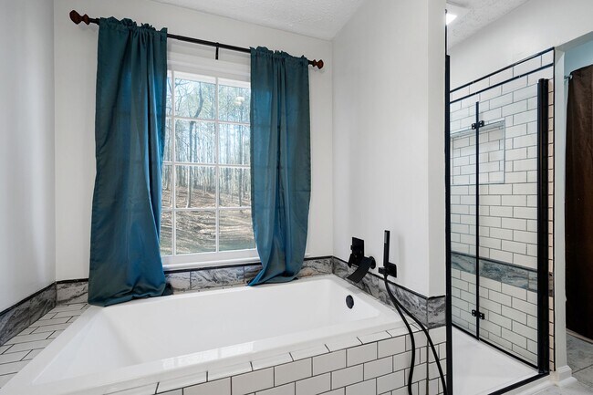 Building Photo - Beautifully Renovated Raised Ranch near Lake Allatoona