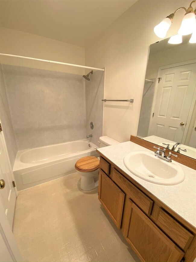 Building Photo - 2 Bed 1.5 Bath Condo! W/S/G/Lawn Care Included!