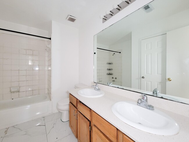 Building Photo - 17614 Glenmark Dr