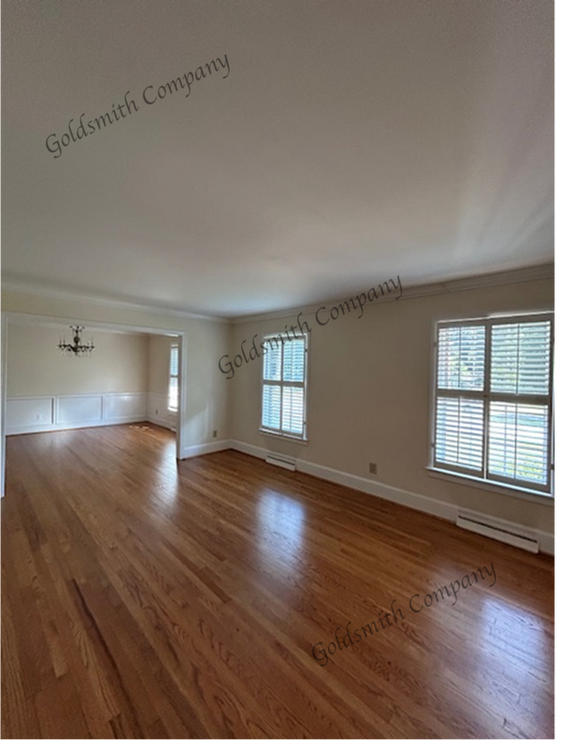 Building Photo - 2 Woodfern Cir