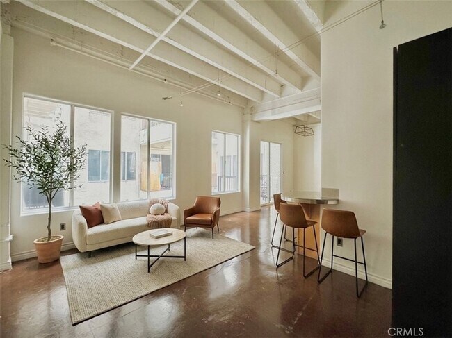 Building Photo - 312 W 5th St