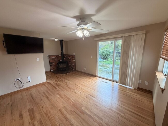 Building Photo - Beautiful Family Home in Tacoma!