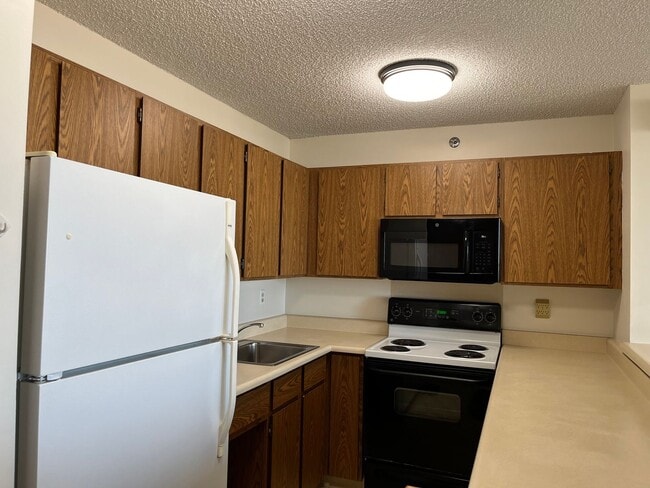 Building Photo - Pearl Regency 1 bedroom, 1 bath condo, wit...