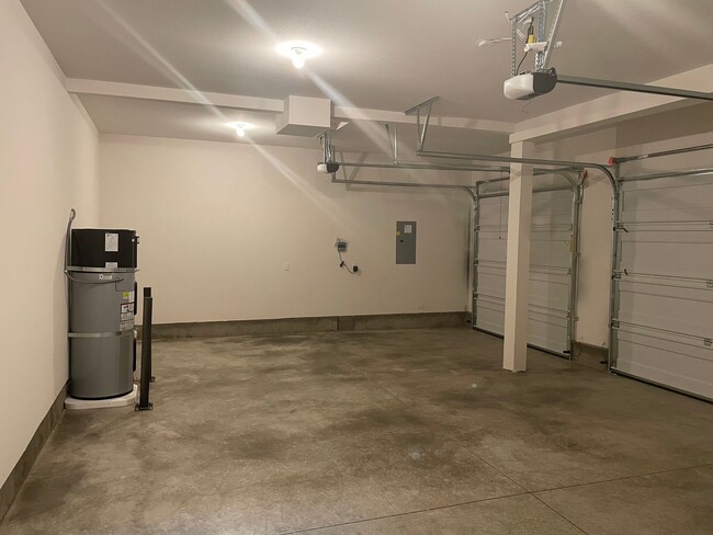 Building Photo - 4 Bed 2.5 Bath Home! Located near the Ridgefield Outdoor Recreation Center, equestrian facilities...