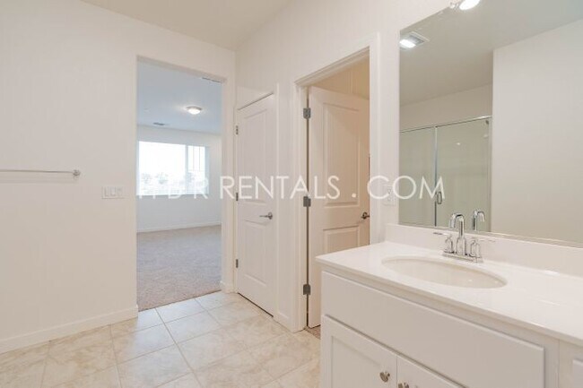 Building Photo - Charming 4-Bed, 3-Bath Home in Lathrop’s T...