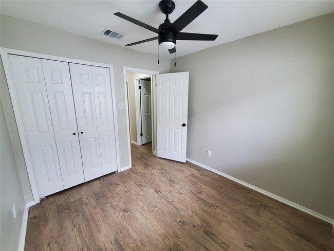 Building Photo - 1903 Golden Pheasant Dr