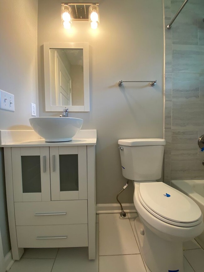 Building Photo - 2 bed 1 bath in quadplex. Walk to Meharry Medical College or Fisk. Renovated, off street parking....