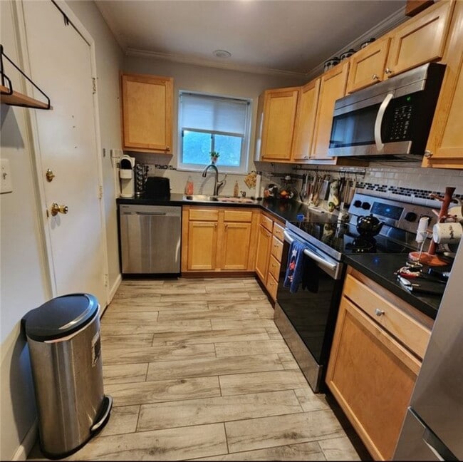 Building Photo - 2450 East Ave