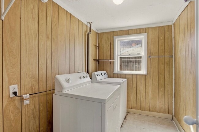 Building Photo - Updated 3BR Home with New Kitchen & 2-Car Garage