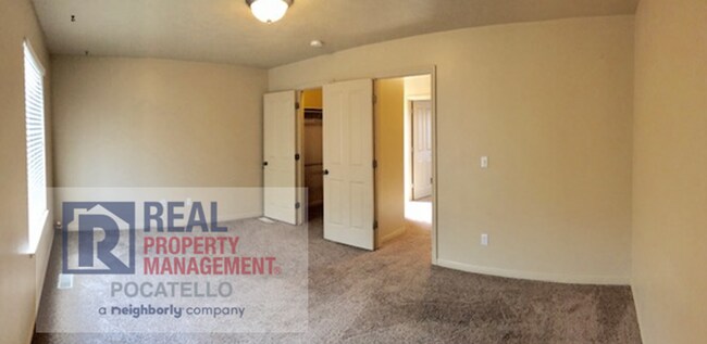 Building Photo - 2 bedroom 1.5 bath Townhome - 1 Car Garage