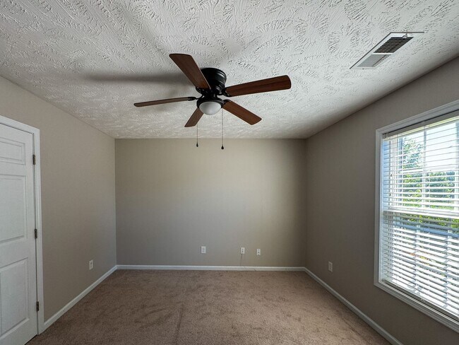 Building Photo - Lovely 4 Bed 2 Bath Home in West Gate
