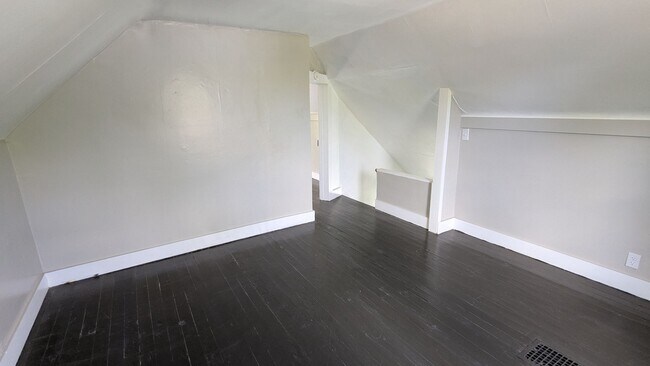 Building Photo - Spacious 5-bedroom, 1-bath home offers flexible living across multiple levels in Akron