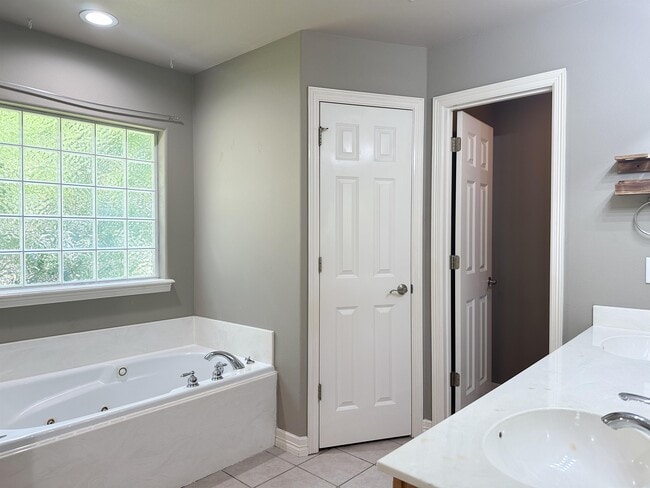 Building Photo - 952 Queen Annes Lace Dr