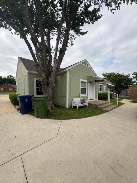Building Photo - 1618 Bruce Dr