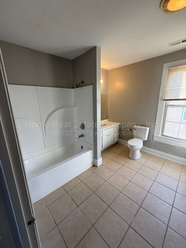 Building Photo - 1012 Apple St