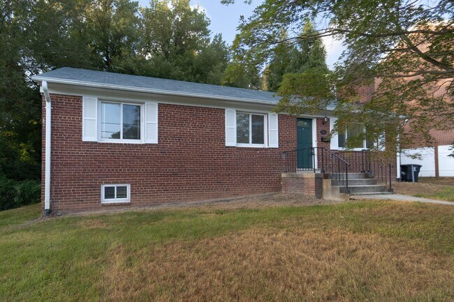Building Photo - 50's Rambler with 5 BR & 3 BA in One of the Best Locations in Arlington