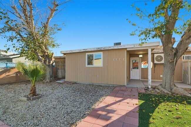 Building Photo - 3760 Briarwood Ave