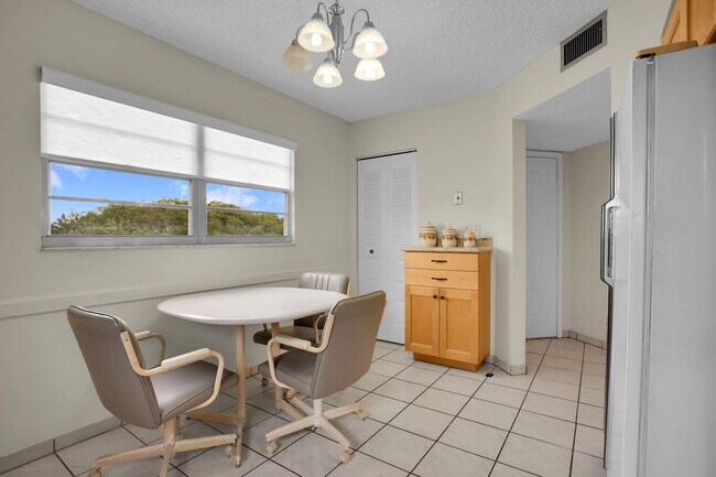 Building Photo - 1605 Abaco Dr