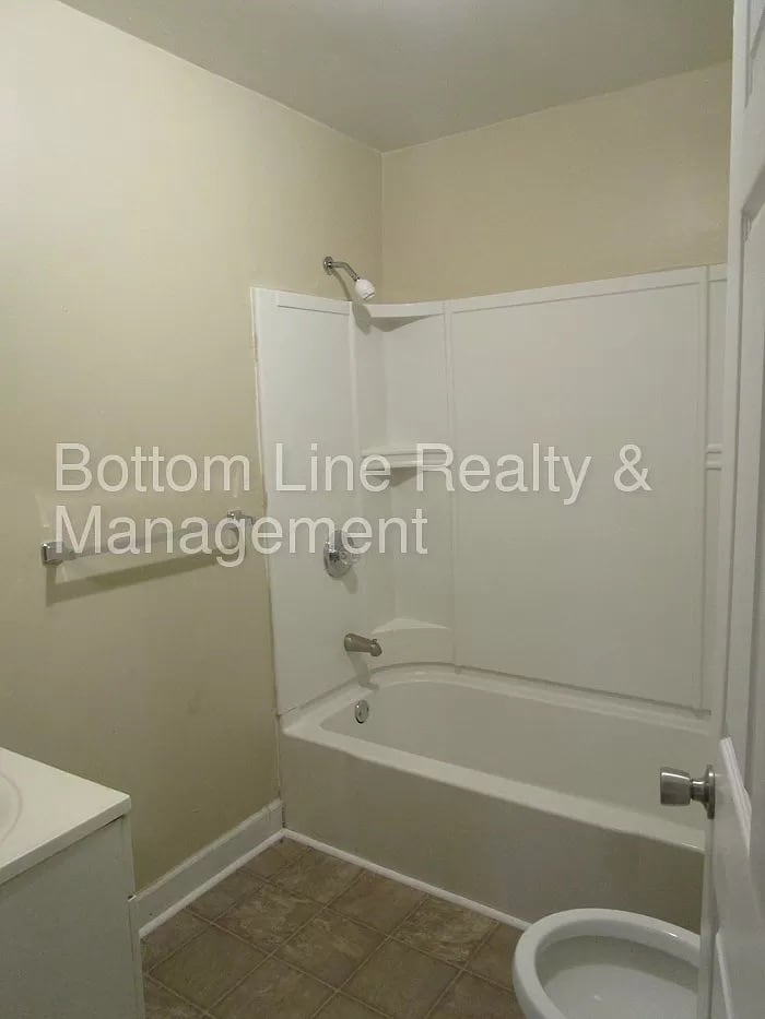 Building Photo - Room in Single Family Home on Plainview Rd