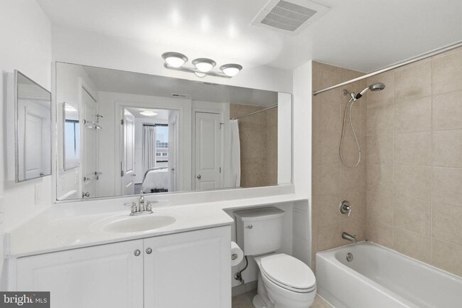 Building Photo - 851 N Glebe Rd