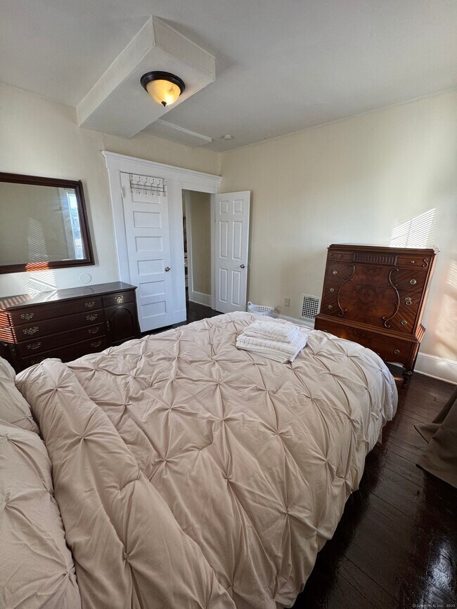 Building Photo - 766 George St