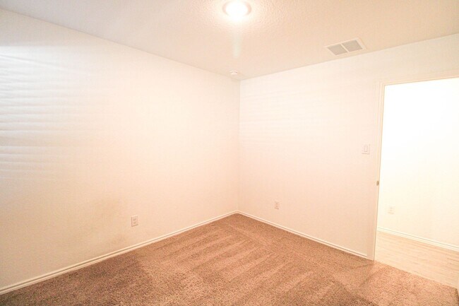 Building Photo - ************Move In Special- 2 WEEKS FREE!!!!************