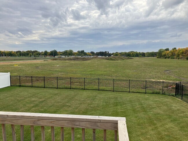 Building Photo - 4 Bed 3 Bath Single Family Home