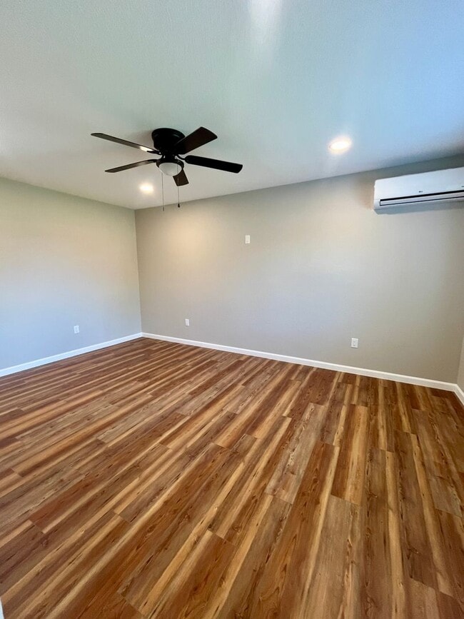Building Photo - Fully Renovated Duplex in Central Longmont...