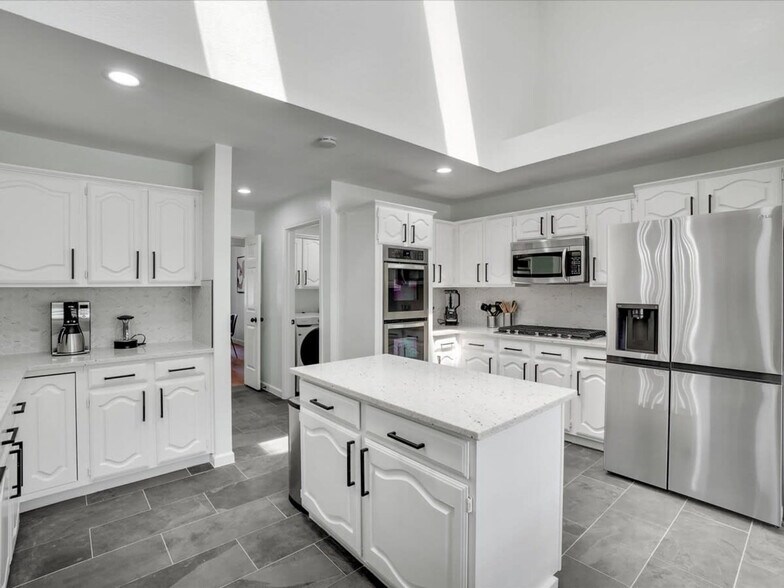 Building Photo - 922 Blackstone Dr