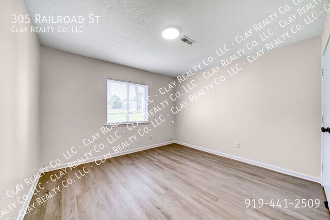 Building Photo - 305 Railroad St