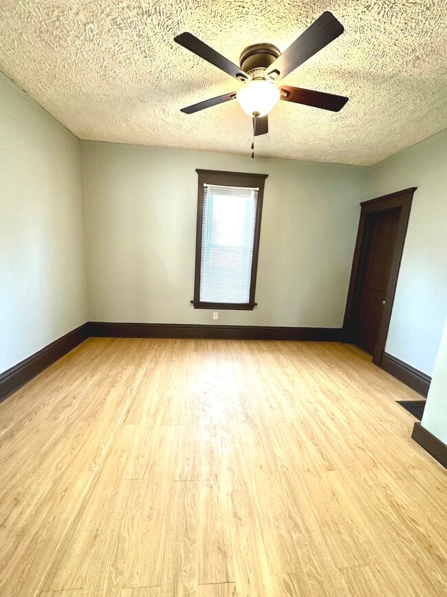 Building Photo - 408 S Gardiner Ave