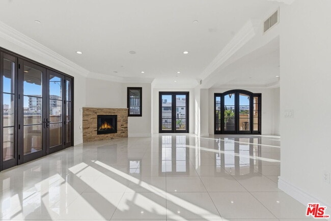 Building Photo - 462 S Maple Dr