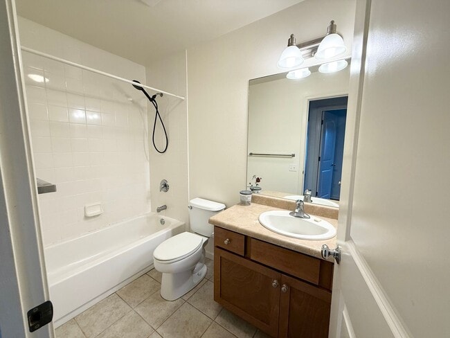 Building Photo - Available NOW – Beautiful Milo Court Townh...