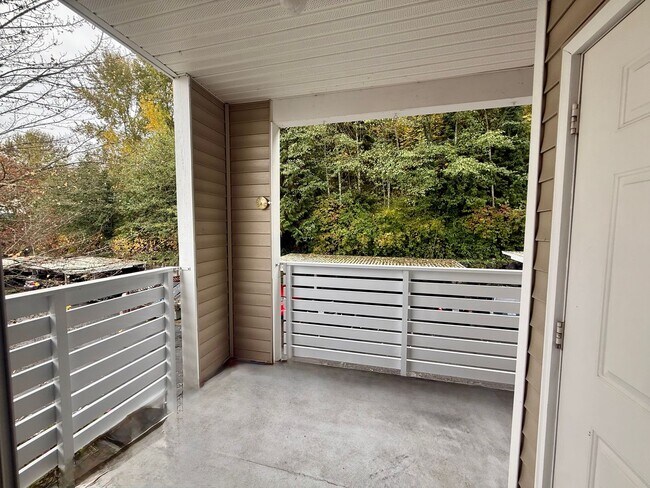 Building Photo - Bokara By The Lake Condo - Renton