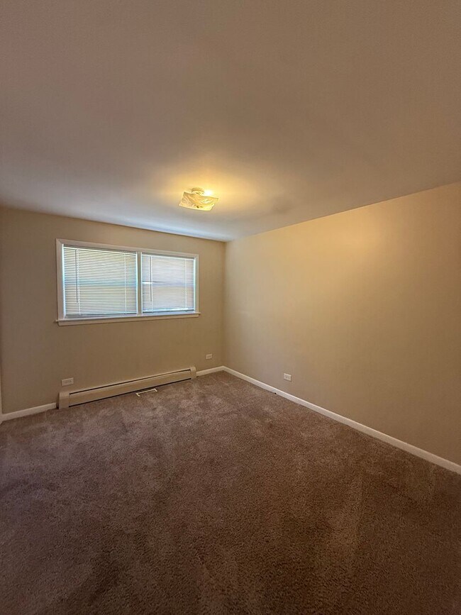 Building Photo - 8604 W Carmen Ave