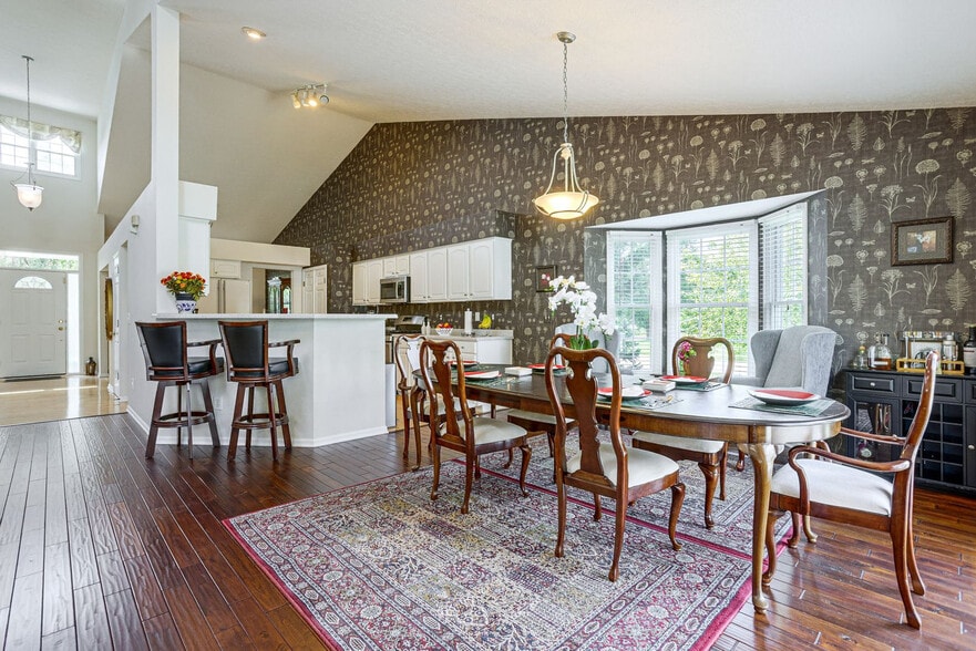 Building Photo - 5816 Lakeview Dr