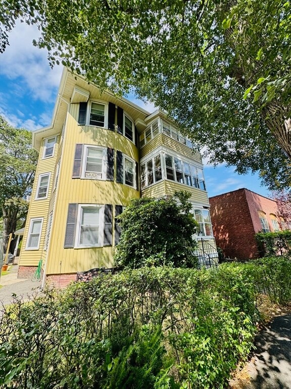 Building Photo - 20 Mann St