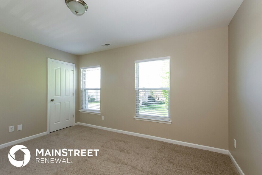 Building Photo - 8110 Chatham Oaks Dr