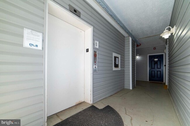 Building Photo - 3176 Summit Square Dr
