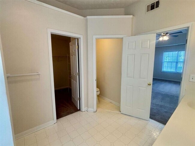 Building Photo - 540 Manor Glen Dr
