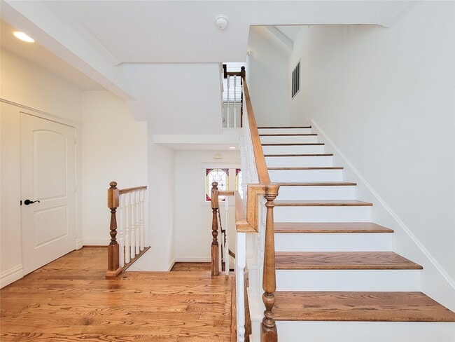 Building Photo - 704 E 9th St