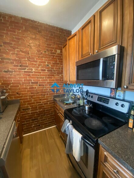 Building Photo - 24 Isabella St