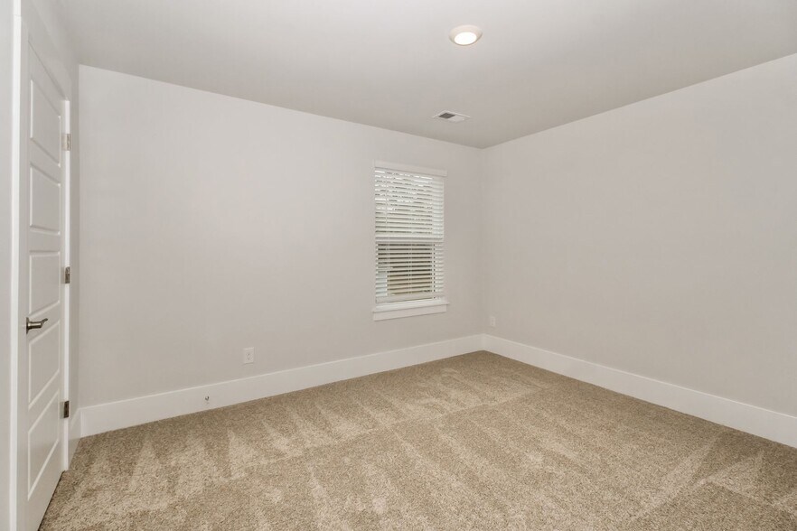 Building Photo - 2028 Cypress Hills Dr SE