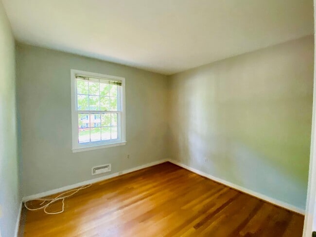 Building Photo - Beautiful and Spacious 4bdrm/2.5bth Tri-Le...