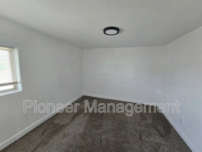 Building Photo - 452 Alder St
