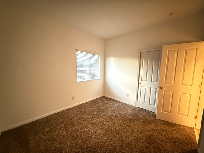 Building Photo - Delightfully Spacious Home!